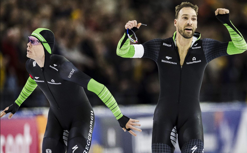 Team pursuit trains for barely 20 minutes in Thialf – Stijn van de Bunt, Chris Huizinga and Marcel Bosker are now on the ice together
